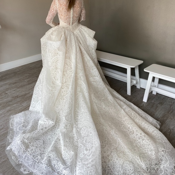 VERA WANG WEDDING DRESS - Picture 11 of 13
